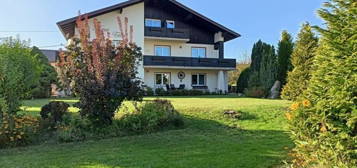 Großzügiges Mehrfamilienhaus mit viel Grund und Blick auf Schloss Grein