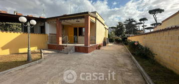 Casa bi/trifamiliare in Viale dei Pinoli 11a