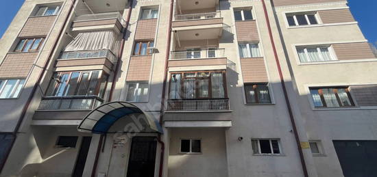 MERKEZDE GÖKMEDRESEYE YAKIN 3+1 BAKIMLI ORTA KAT DAİRE