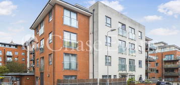 Flat to rent in Birdwood Avenue, London SE13