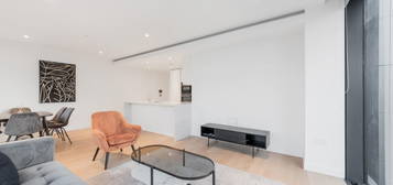 Flat to rent in Harcourt Tower, South Quay Plaza, Canary Wharf E14