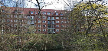 Ruhige 2-Zimmer-Wohnung mit Balkon, Nähe Stadtpark mit Sicht auf den Barmbeker Stichkanal