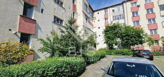 Apartament 3 camere / etaj 1 / Zon&#259; Registrul Comer&#355;ului