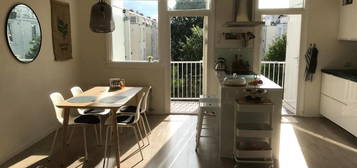 Silent bedroom in sunny duplex near everything