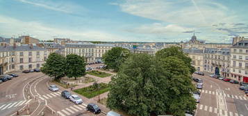 Versailles Notre-Dame place Hoche Appartement 4 pièces  84m ²  au sol situé au 4eme et dernier étage  avec grenier