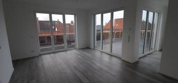 Neuwertige und helle Penthouse-Wohnung mit Dachterrasse und Carport