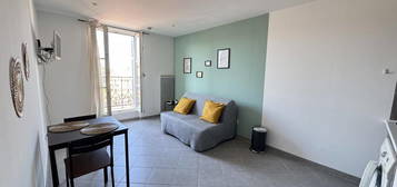 STUDIO MEUBLE AVEC BALCON RENOVE COTE JOLIETTE