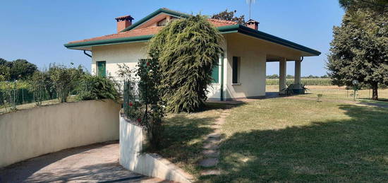 Villa singola con giardino e lotto agricolo