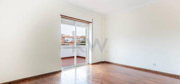 Apartamento T2 com terraço no Laranjeiro, Almada