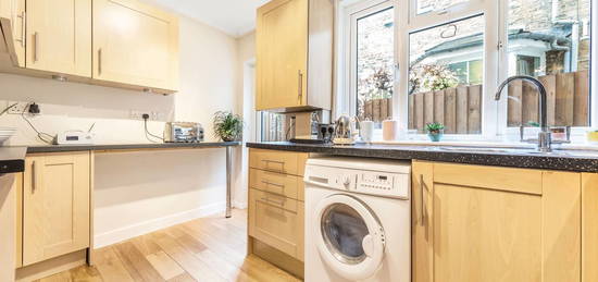 Flat to rent in Abbeville Road, Abbeville Village, London SW4