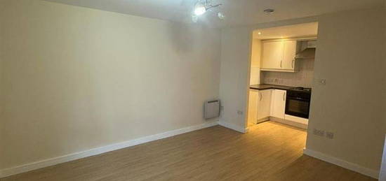 Flat to rent in Waterloo Road, Stalybridge SK15