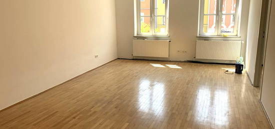 Schöne, großzügig geschnittene 2-Zimmer-Stadtwohnung im 1. OG mit Balkon direkt am Stadtplatz