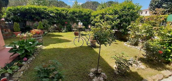 Villa angolare con giardino e garage