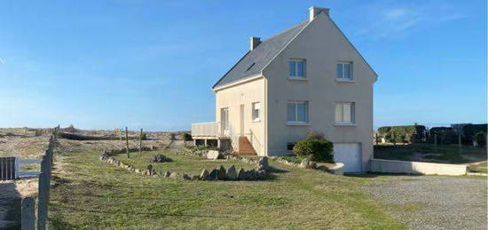 Maison posée sur la plage