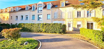 Loue F2,centre ville Château-Thierry, face Marne avec jardin