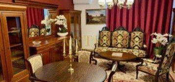 Apartament de x camere, decomandat, 3 mp., zona Regal