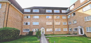 Flat to rent in Charter Court, New Malden KT3