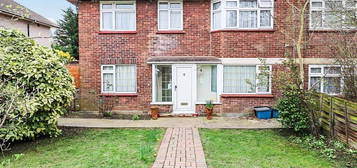 Flat to rent in Ravensbourne Gardens, Ilford, Essex IG5