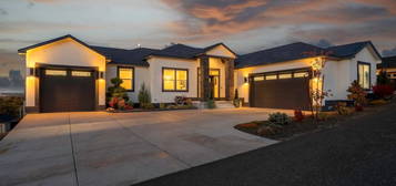 3497 Nicholas Ln, West Richland, WA 99353