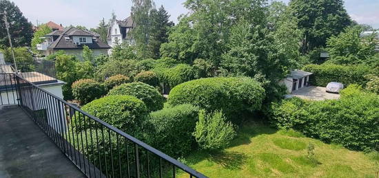 Villenviertel, helle Wohnung in Villa mit Loggia und Balkon