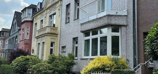 Großzügige Altbauwohnung in gepflegtem 3-Parteienhaus * mit Ansatzbalkon zum Garten *