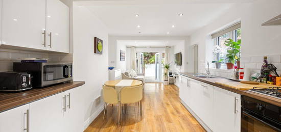 Flat for sale in Glengall Road, Queens Park NW6