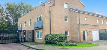 Flat to rent in Murray Close, West Thamesmead SE28