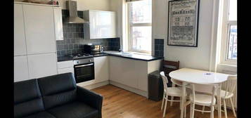 Flat to rent in Balham New Road, London SW12