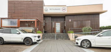 Edificio com restaurante, terreno e anexos em Águeda