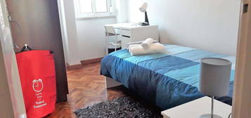 724633 - Quarto com cama de solteiro em...