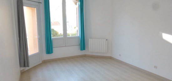 Studio de 25 m² avec terrasse dans une villa à Saint Anne