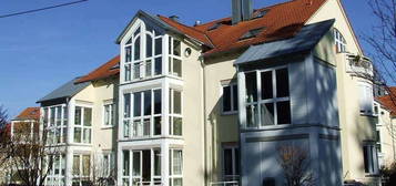 Neuwertige 2-Zi.-Whg. mit sonniger Terrasse / EBK / in guter Lage v. PRIVAT