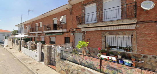 Casa adosada en venta en Calle Barcelona, Los Robles