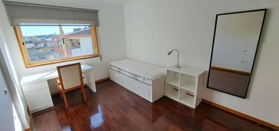 740901 - Quarto com cama de solteiro em...