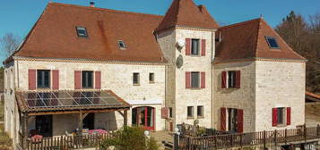 Maison Payrac 548 m2, 18 pièces, 10 chambres, gîte indépendant, piscine de 60m², terrain d'environ 1 hectare