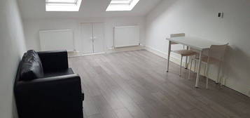 Flat to rent in Albert Road, Ilford IG1