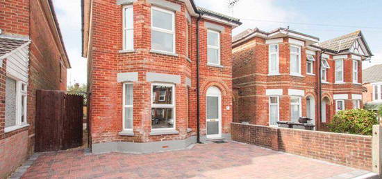 5 bedroom detached house