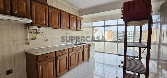 Apartamento T2 ao lado do Centro Comercial Glicínias!