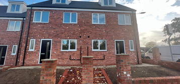 4 bed semi-detached house to rent