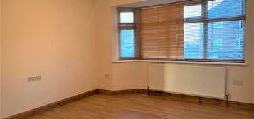 Flat to rent in Beresford Gardens, Enfield EN1