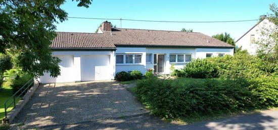 Ruhig gelegener Bungalow mit Einliegerwohnung, Balkon, Wintergarten, Terrasse und Doppelgarage auf einem großen Grundstück in Hinterweiler