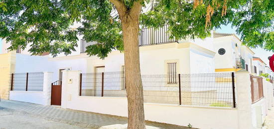 Chalet pareado en venta en calle Julio Romero de Torres, 38