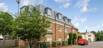 Flat to rent in Blenholme Court, Station Road, Hampton TW12