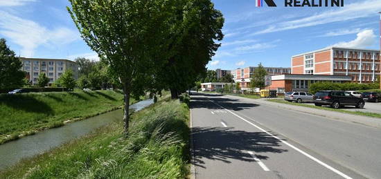 Pronájem bytu 2kk se zasklenou lodžií a balkonem, Havlíčkovo nábřeží, Zlín.