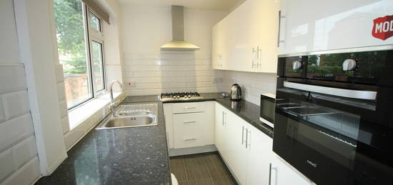 4 bed end terrace house to rent