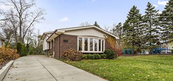 1050 Devonshire Ct, Highland Park, IL 60035