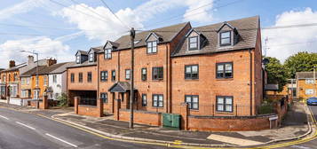 Flat to rent in Flat 12, Lord Tennyson House, 72 Rasen Lane LN1