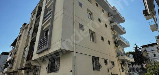 Cadde üzerinde 2.kat 2+1 80m2 12 yaşında yeni daire