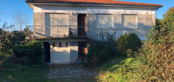 Maison d'architecte des années 70 centre bourg dans grand jardin à rafraîchir