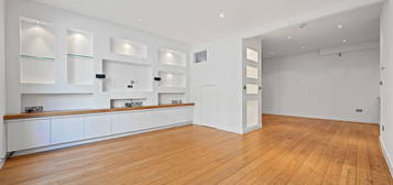 Mews house to rent in Weymouth Mews, Marylebone Village, London W1G